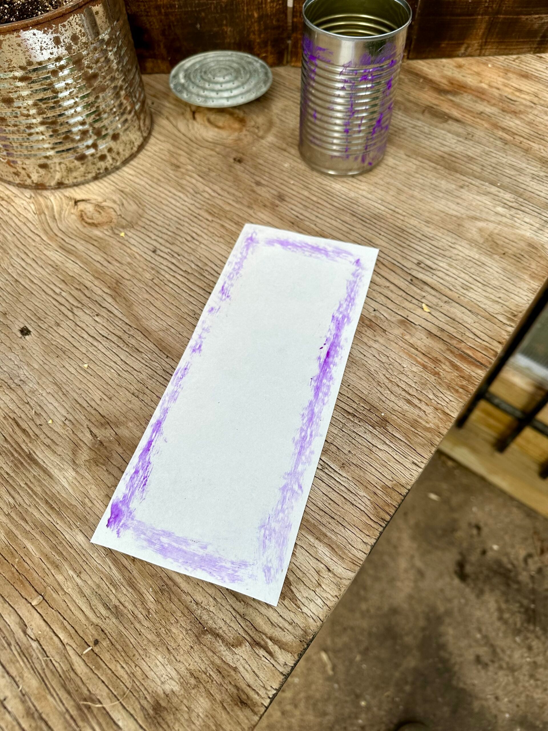 Gluding a tin can label